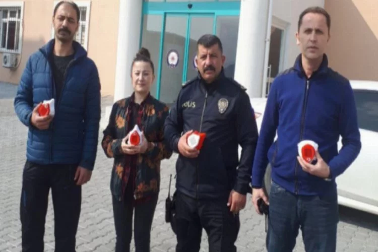 Bursa'da liselilerden emniyete maske desteği