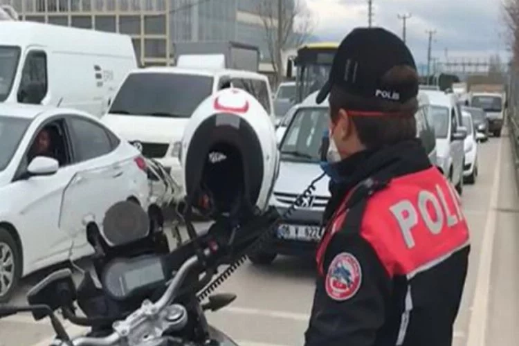 Bursa'da polis ekiplerinden megafonla 'evde kal' uyarısı