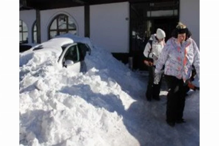 Uludağ'da binalar kar altında kaldı