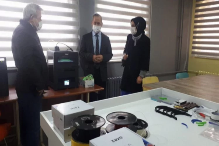 Bursa'dan sağlık çalışanlarına 3D yazıcı ile yüz koruma siperi