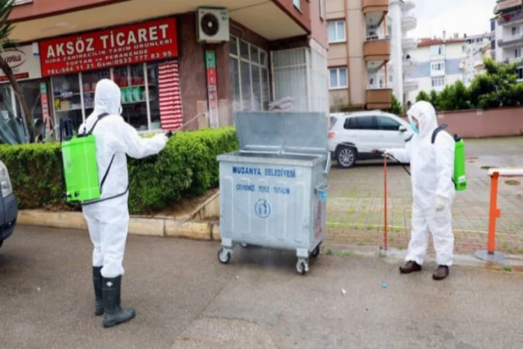 Mudanya'da çöp konteynerleri dezenfekte ediliyor
