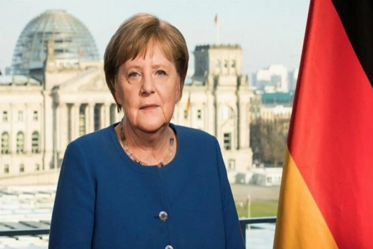 Merkel: Tüm inananlarla zihnen beraberim