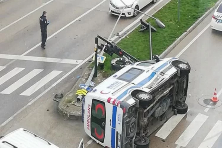 Bursa'da feci kaza! Hasta taşıyan ambulans yan yattı