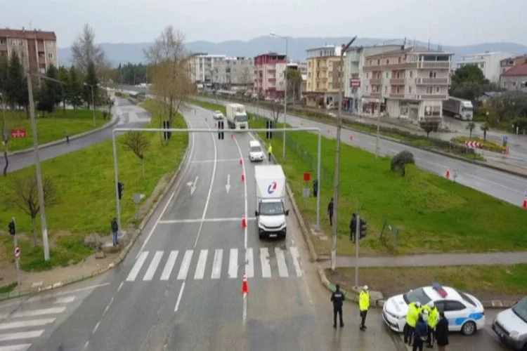 Bursa'da polislerin geri çevirdiği otomobiller havadan görüntülendi