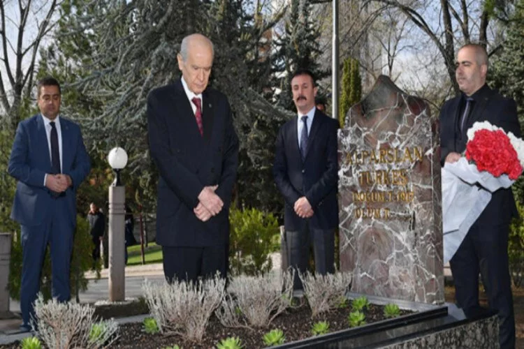 MHP lideri Bahçeli, Türkeş'in mezarını ziyaret etti