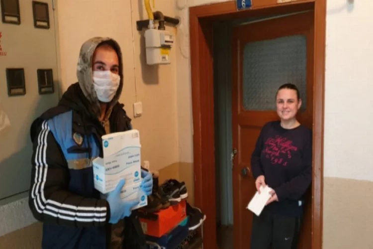 Bursa İznik'te kapı kapı maske dağıtılıyor