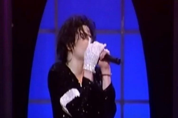 Michael Jackson'ın meşhur eldivenine servet