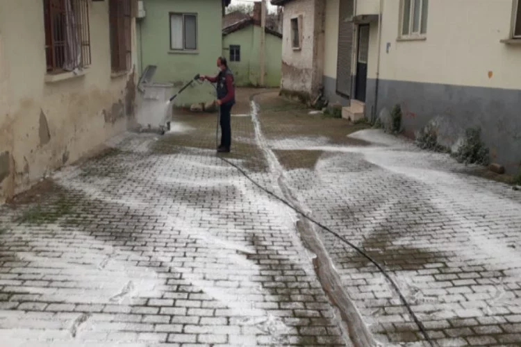 Cadde ve sokaklar köpüklü suyla yıkanıyor