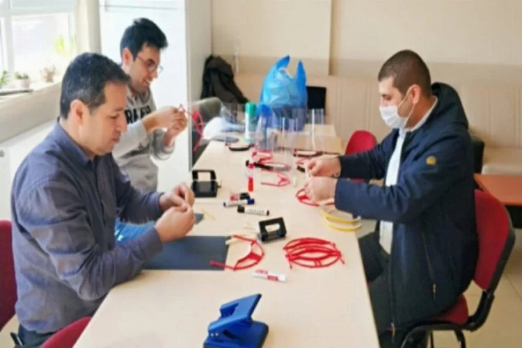 Bursa'da bu okulda öğretmenler koruyucu siperlik üretiyor