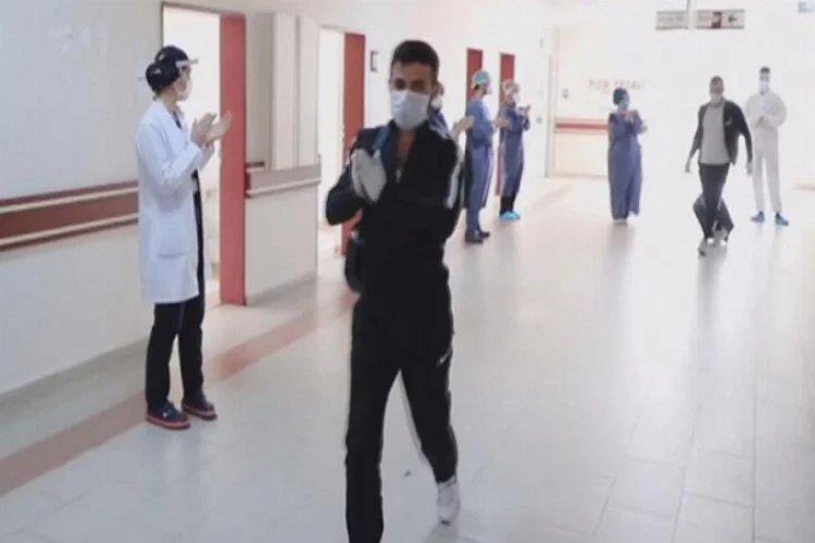 16 virüs hastası alkışlarla taburcu oldu