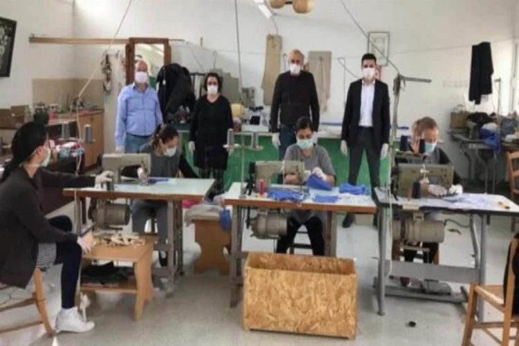 KKTC'deki kader mahkumları maske üretimine başladı