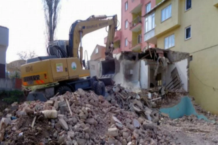 Bursa Osmangazi'de metruk bina yıkıldı