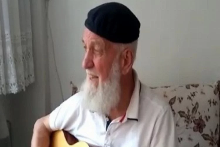 Bursa'da 73 yaşındaki gitaristten "Evde kal Türkiye" şarkısı