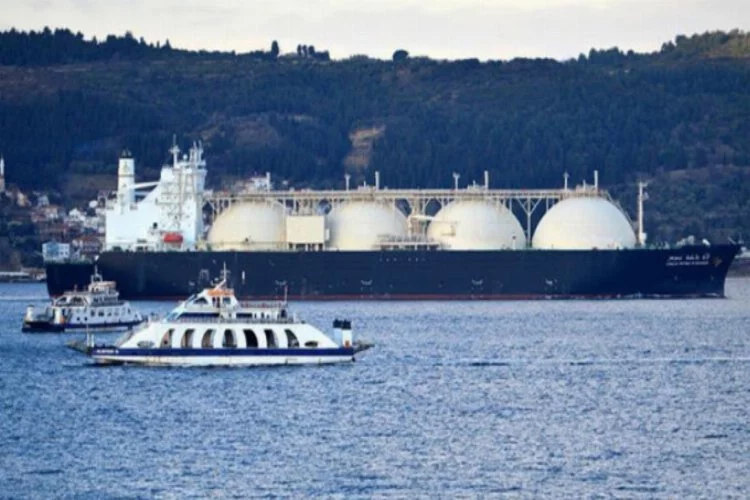 Dev doğal gaz tankeri Çanakkale Boğazı'ndan geçti