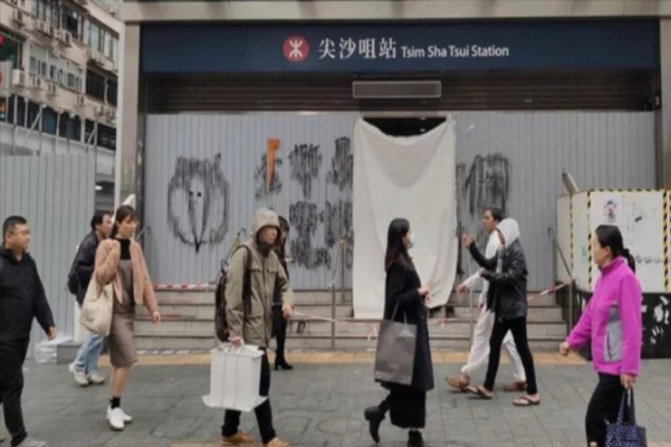 Hong Kong'da salgına rağmen alışveriş merkezinde gösteri düzenlendi