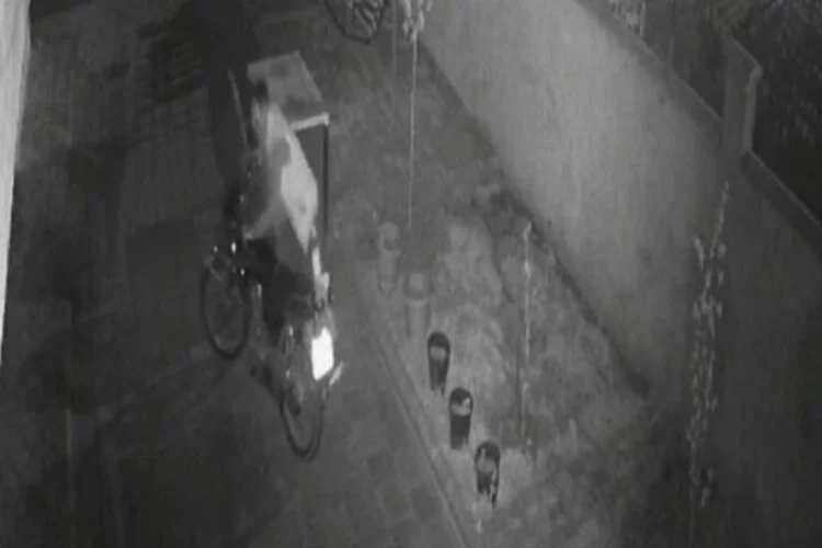 Motosiklet hırsızlığı güvenlik kamerasında