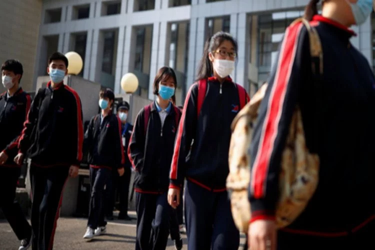 Pekin'de 50 bin lise öğrencisi ders başı yaptı