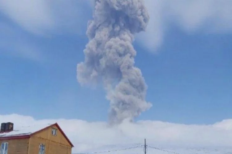 Rusya'da yanardağında patlama sonrası kül yağmuru