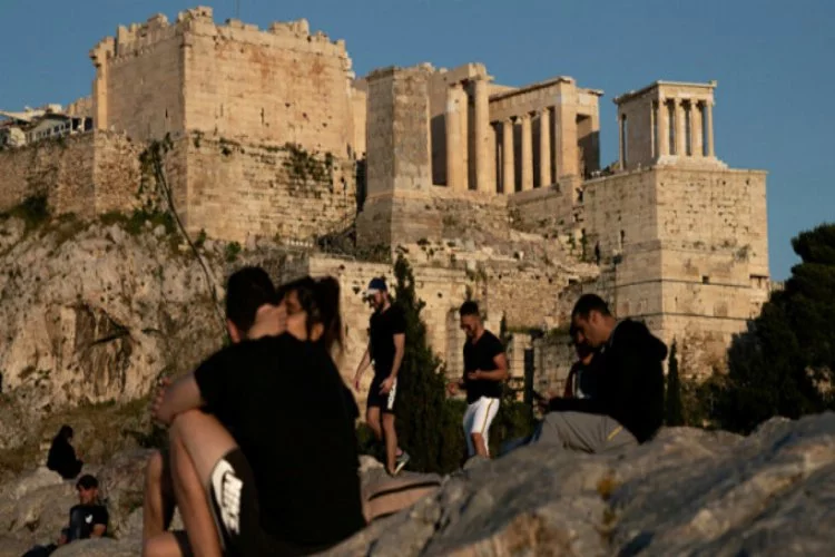 Yunanistan, 1 Temmuz'dan itibaren kapılarını yabancı turistlere açıyor