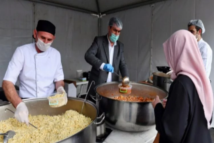 Bursa Osmangazi Belediye Başkanı Dündar iftar yemeği dağıttı