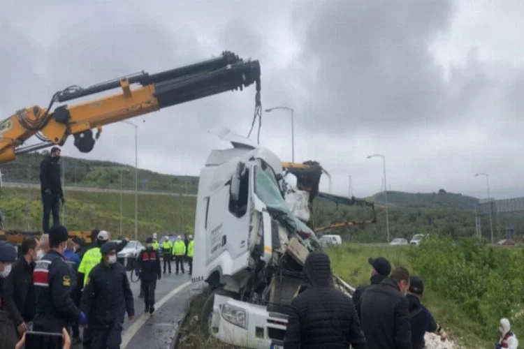Bursa'da mıcır yüklü kamyon devrildi, sürücüsü hayatını kaybetti