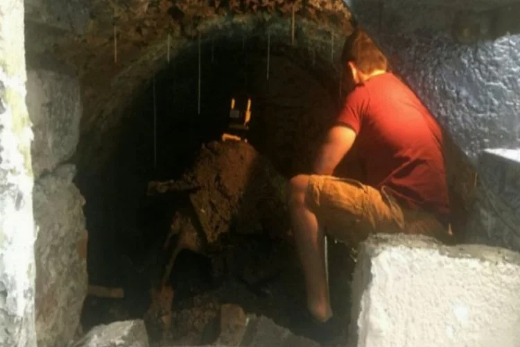 Karantinadan sıkıldığı evinde 120 yıllık tünel keşfetti