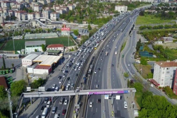 İstanbul D-100'deki trafik yoğunluğu havadan görüntülendi!