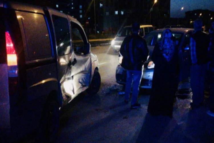 Bursa'da kırmızı ışık ihlali yapan sürücü kaza yaptı:2 yaralı