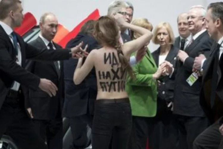 Putin'e çıplak protesto