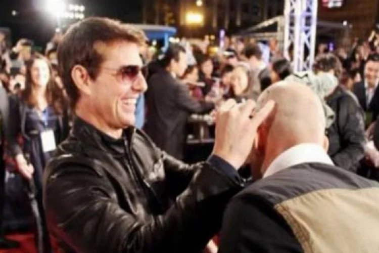 Tom Cruise Türk şovmenin kafasına imza attı