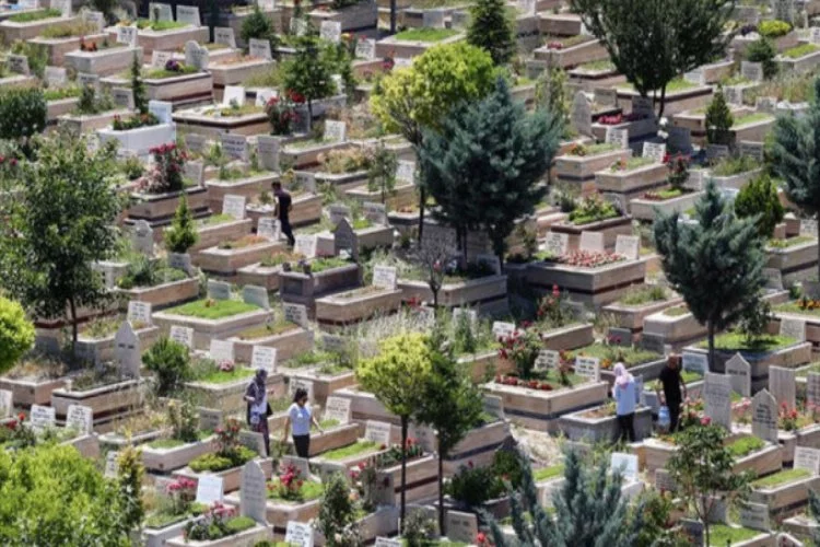 Ankara'da mezarlıklar ziyarete açıldı