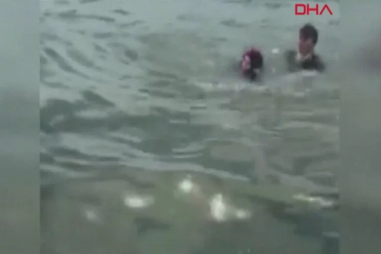 Hareketli dakikalar! Polis genç kadının ardından denize atladı
