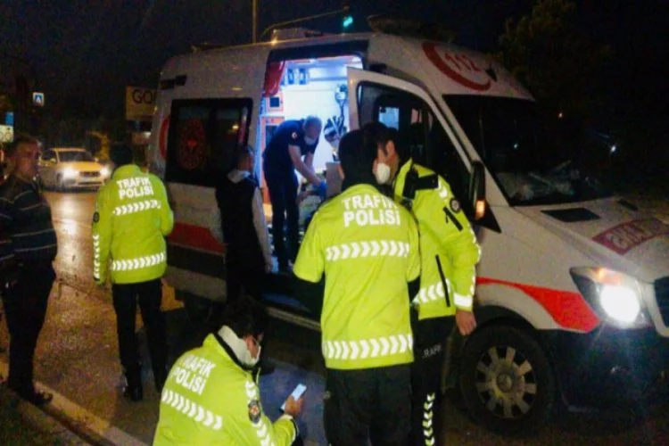 Bursa'da kırmızı ışıkta geçen otomobil sürücüsü trafik ekiplerine çarptı!