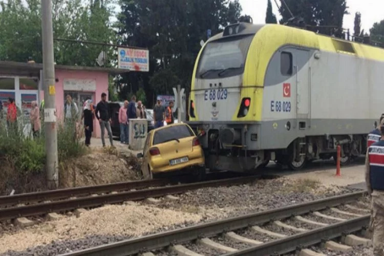Manevra yapan lokomotifin çarptığı otomobildeki anne ve oğlu yaralandı