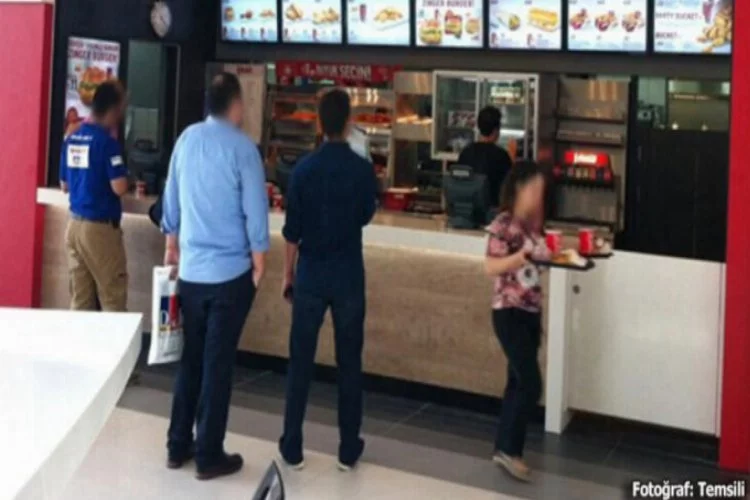 Dünyaca ünlü fast food zincirinin Türkiye'deki şubesinde skandal!