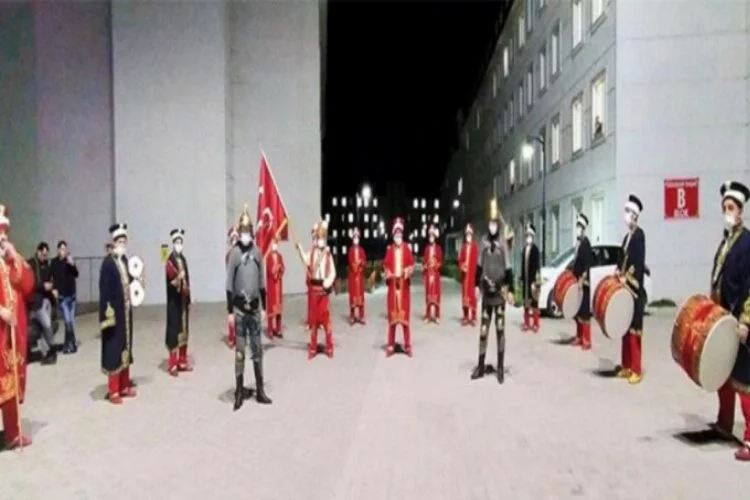 Karantinadaki vatandaşlara Mehter Takımı'ndan maskeli konser