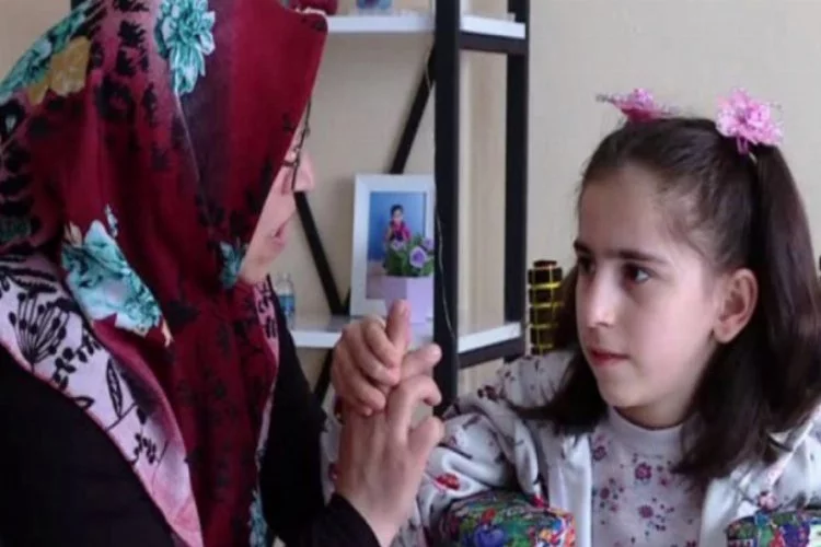 Bursa'da 11 yaşındaki kızının ayağa kalkması için tek başına mücadele veriyor