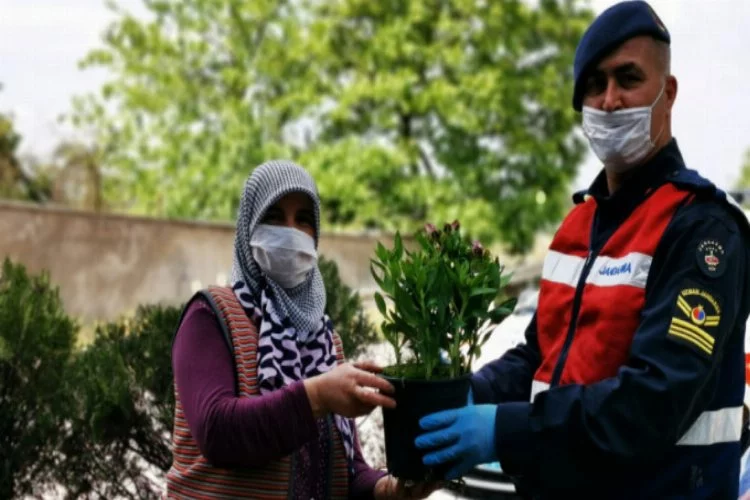 Bursa Orhangazi'de jandarma ekiplerinden Anneler Günü sürprizi