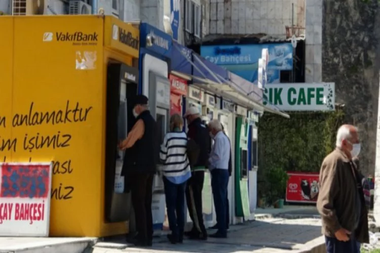 Bursa'da 65 yaş üstü vatandaşlar bankamatiklere akın etti