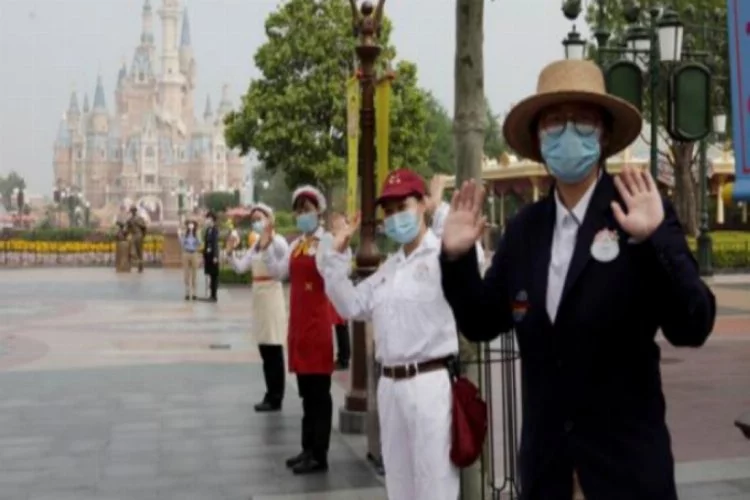 Korna vakalarının yeniden arttığı Çin'de Disneyland açıldı