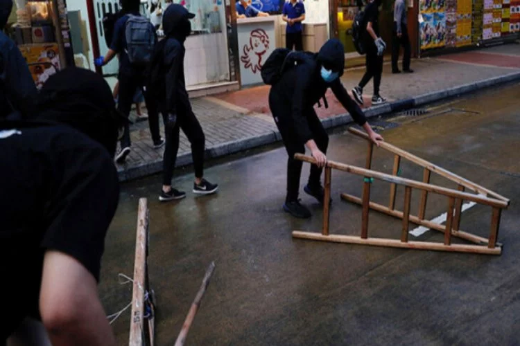 Hong Kong'da 200'ün üzerinde protestocu gözaltına alındı