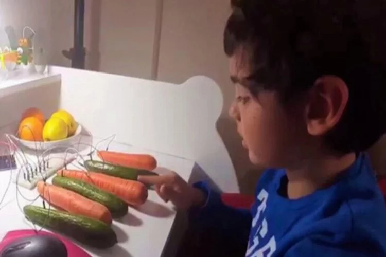7 yaşındaki çocuk salatalık ve havuçtan piyano düzeneği kurdu