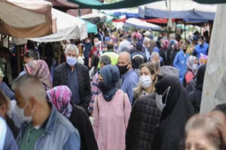 Ankara'da, kısıtlama sonrası semt pazarında yoğunluk