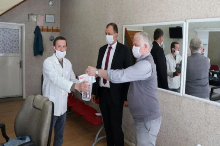 Bursa'da berber ve kuaförlere maske ile el dezenfektanı