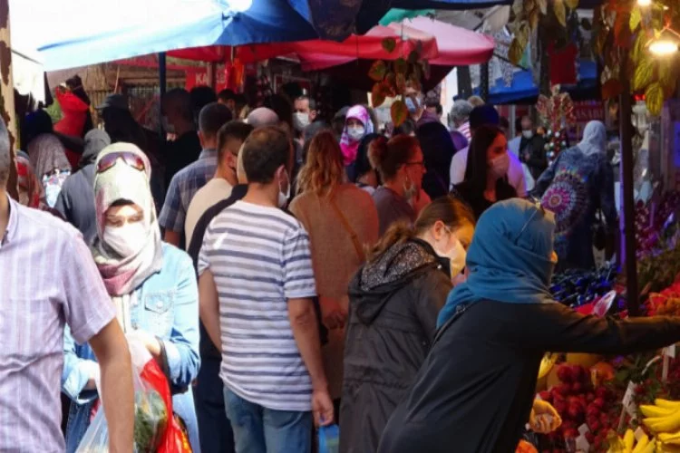 Bursa'da çarşı pazarlar tıklım tıklım doldu