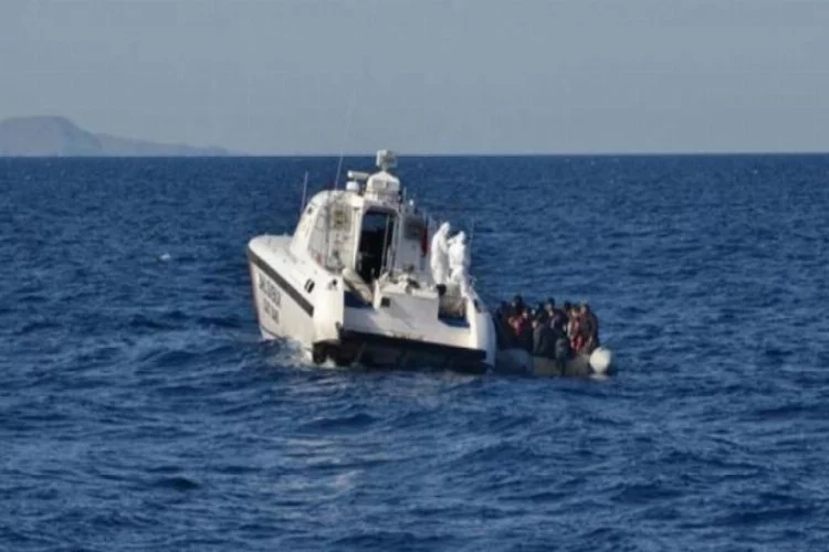 Yunan güvenlik güçlerinin ölüme terk ettiği göçmenler kurtarıldı