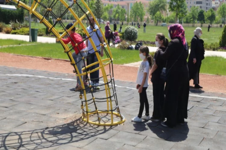 Bursa'da 0-14 yaş çocuklar parkları doldurdu!