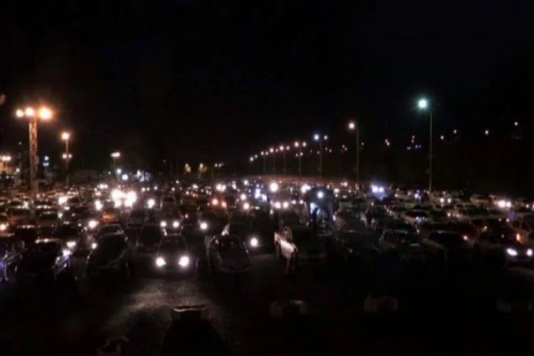 İran'da otomobilleriyle safa giren vatandaşlar, sabaha kadar dua etti