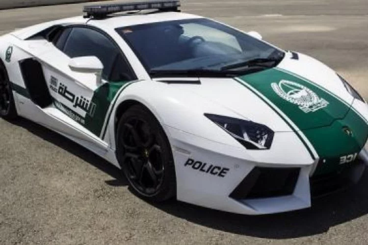 Dubai polisine Lamborghini
