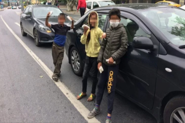 14 yaş altı izninde trafik ışıklarında mendil sattılar